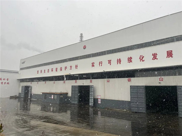 初雪已至，他们还坚守在岗位上尽职尽责
